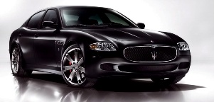 Sur cette vue de 3/4 avant de la Maserati Quattroporte GT S, on aperoit quelques modifications esthtiques qui permettent de diffrencier ce modle sportif.Les jantes de 20 pouces ctoient un grille de calandre entirement chrome. On remarque galement la couleur noire du portour des fentres et des poignes de portes, distinctes de la Maserati Quattroporte normale.